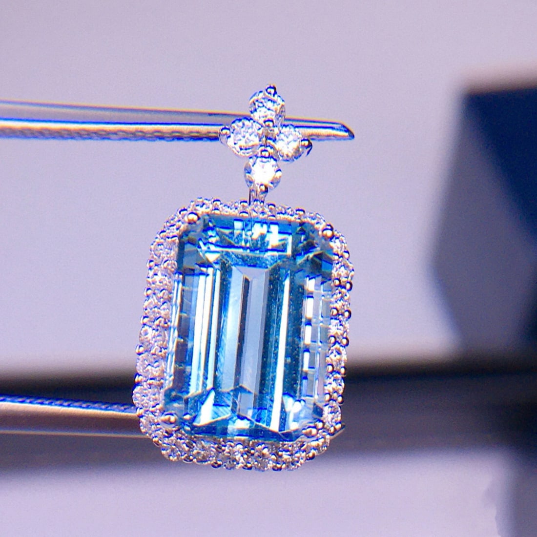 14k Gold 3.56 Ct Natural Aquamarine & Diamond Pendant( Without Chain ): Ref:231149245 // gold content:14k gold // main gemstone:aquamarine // shape:octagonal // carat weight:3. 56ct // color:blue // treatment:natural // // adjacent gemstone 2 : diamond // shape:round //