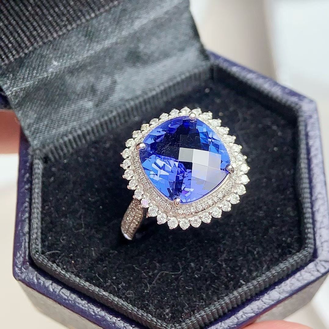 14k Gold 4.5 Ct Natural Tanzanite & Diamond Ring - 2