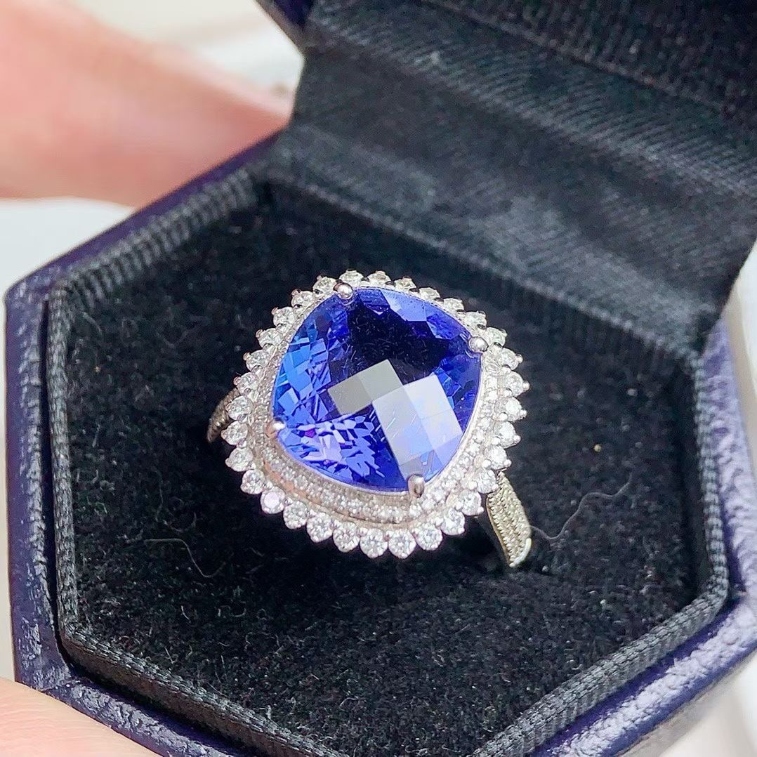 14k Gold 4.5 Ct Natural Tanzanite & Diamond Ring - 3