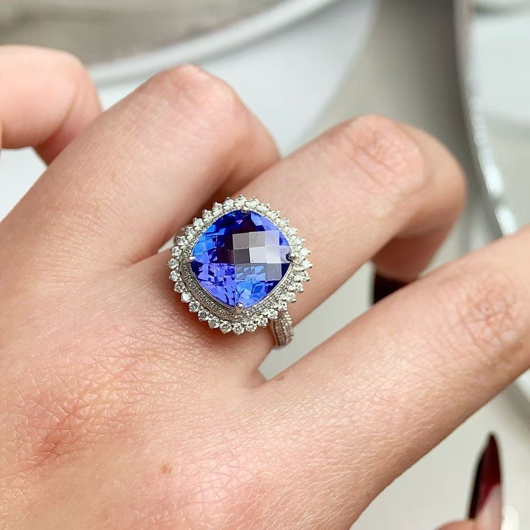 14k Gold 4.5 Ct Natural Tanzanite & Diamond Ring - 6