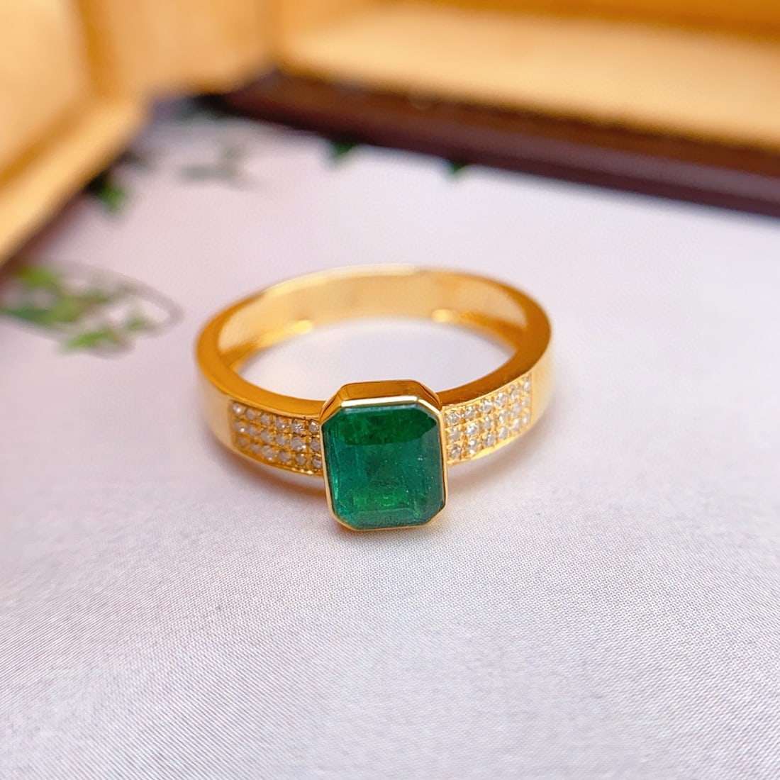 14k Gold 0.85 Ct Natural Emerald & Diamond Ring - 3