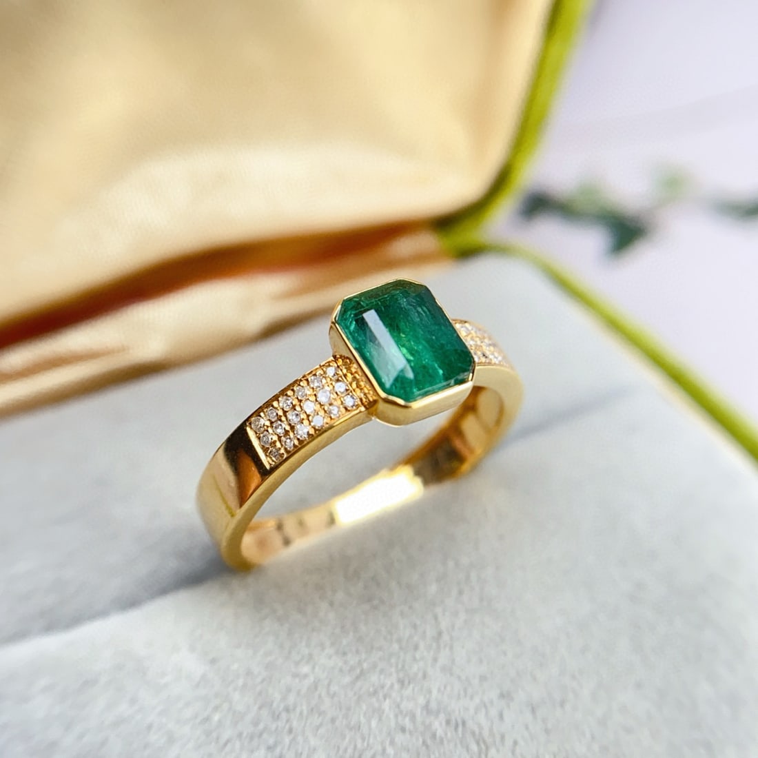 14k Gold 0.85 Ct Natural Emerald & Diamond Ring - 5