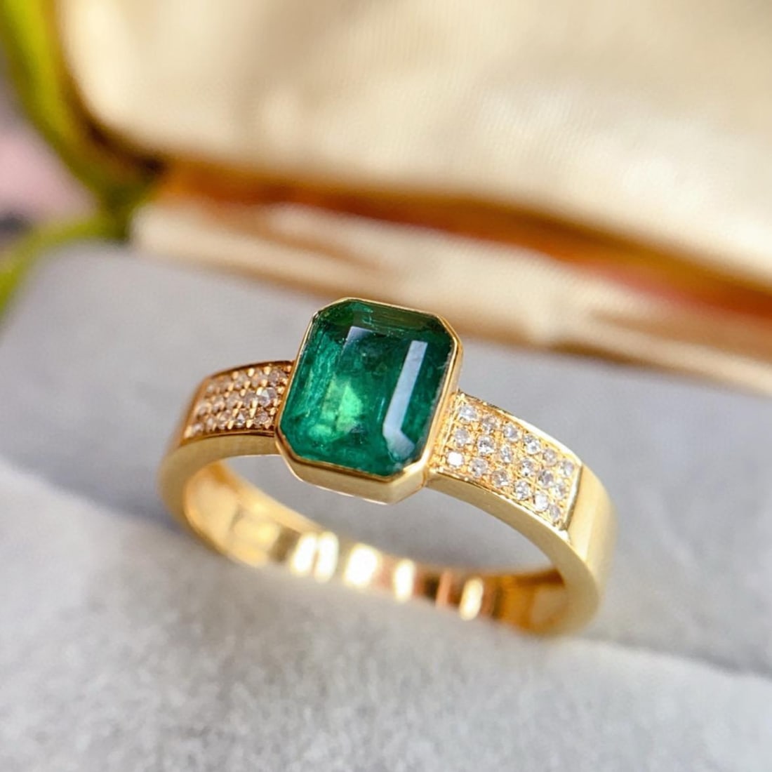 14k Gold 0.85 Ct Natural Emerald & Diamond Ring - 6
