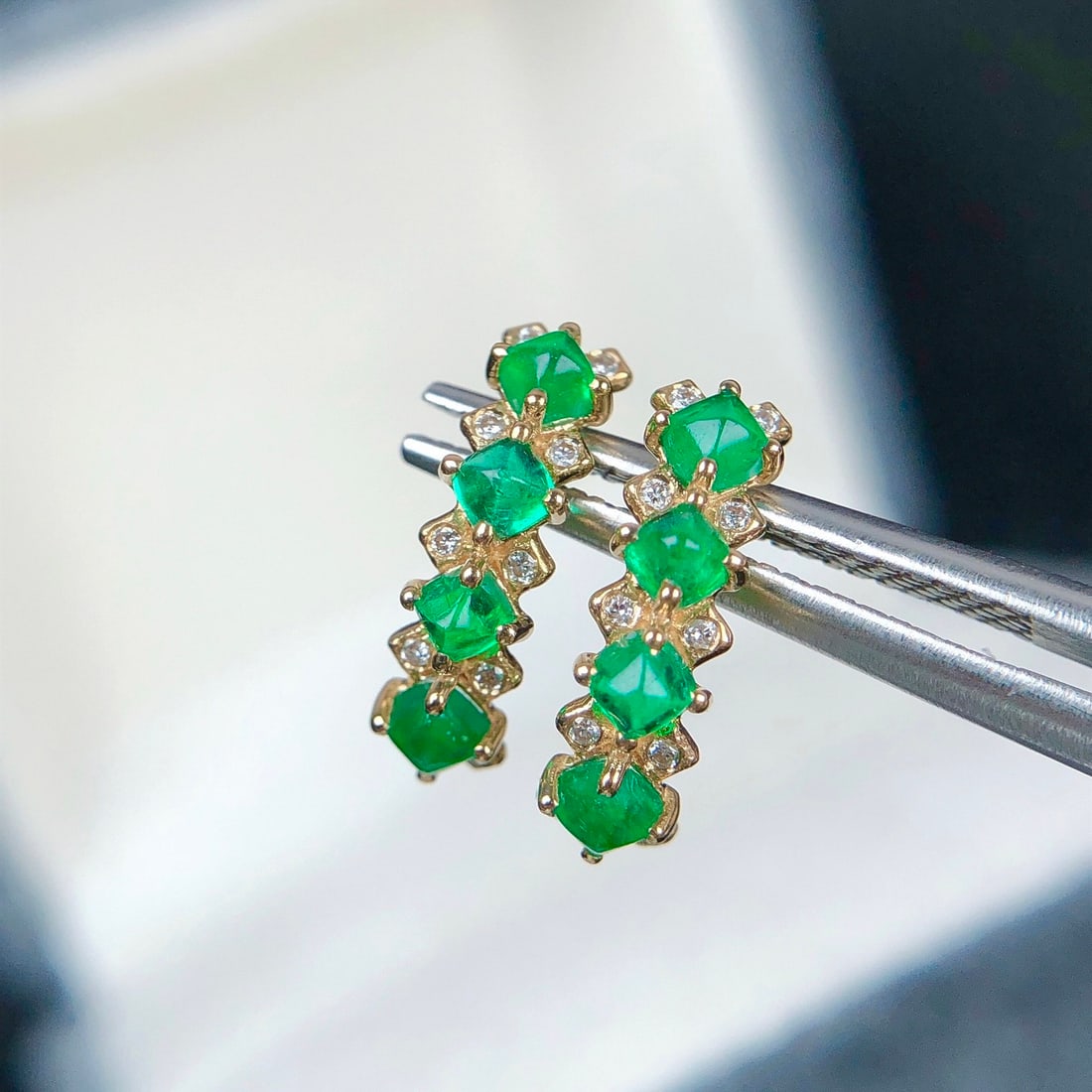14k Gold 1.13 Ctw Natural Emerald & Diamond Earrings: Ref:231150037 // gold content:14k gold // main gemstone:emerald // shape:sugar-loaf // carat weight:1. 05ct // color:green // treatment:natural // // adjacent gemstone 2 : diamond // shape:round //