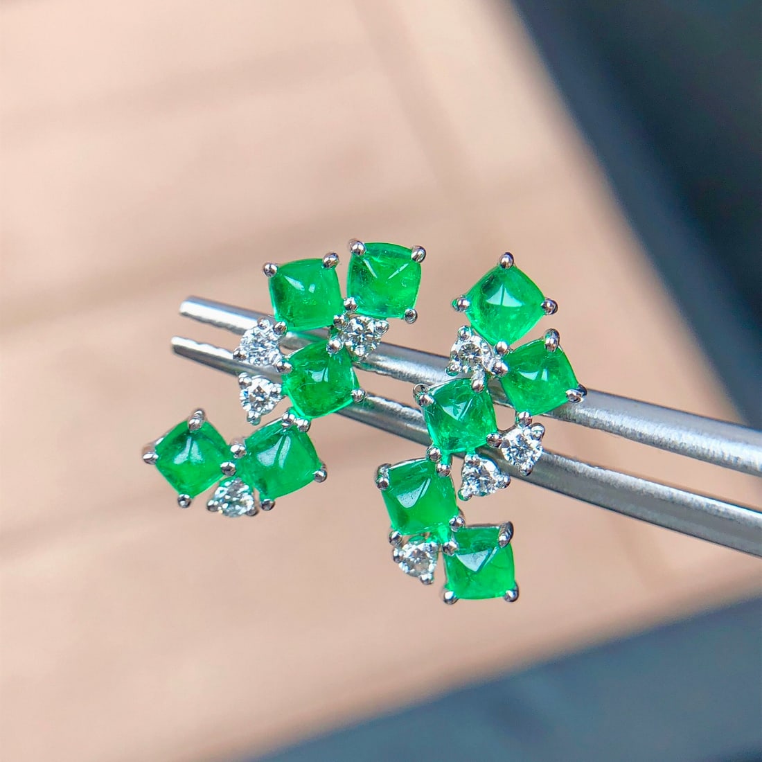 14k Gold 1.20 Ct Natural Emerald & Diamond Earrings: Ref:231150039 // gold content:14k gold // main gemstone:emerald // shape:sugar-loaf // carat weight:1. 20ct // color:green // treatment:natural // // adjacent gemstone 2 : diamond // shape:round //