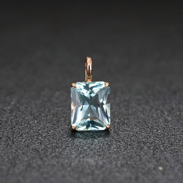 14k Gold 3.82 Ct Natural Aquamarine Pendant( Without Chain ): Ref:231150043 // gold content:14k gold // main gemstone:aquamarine // shape:octagonal // carat weight:3. 82ct // color:blue // treatment:natural // Condition: New Low Estimate: 2400.00 High Estimate: