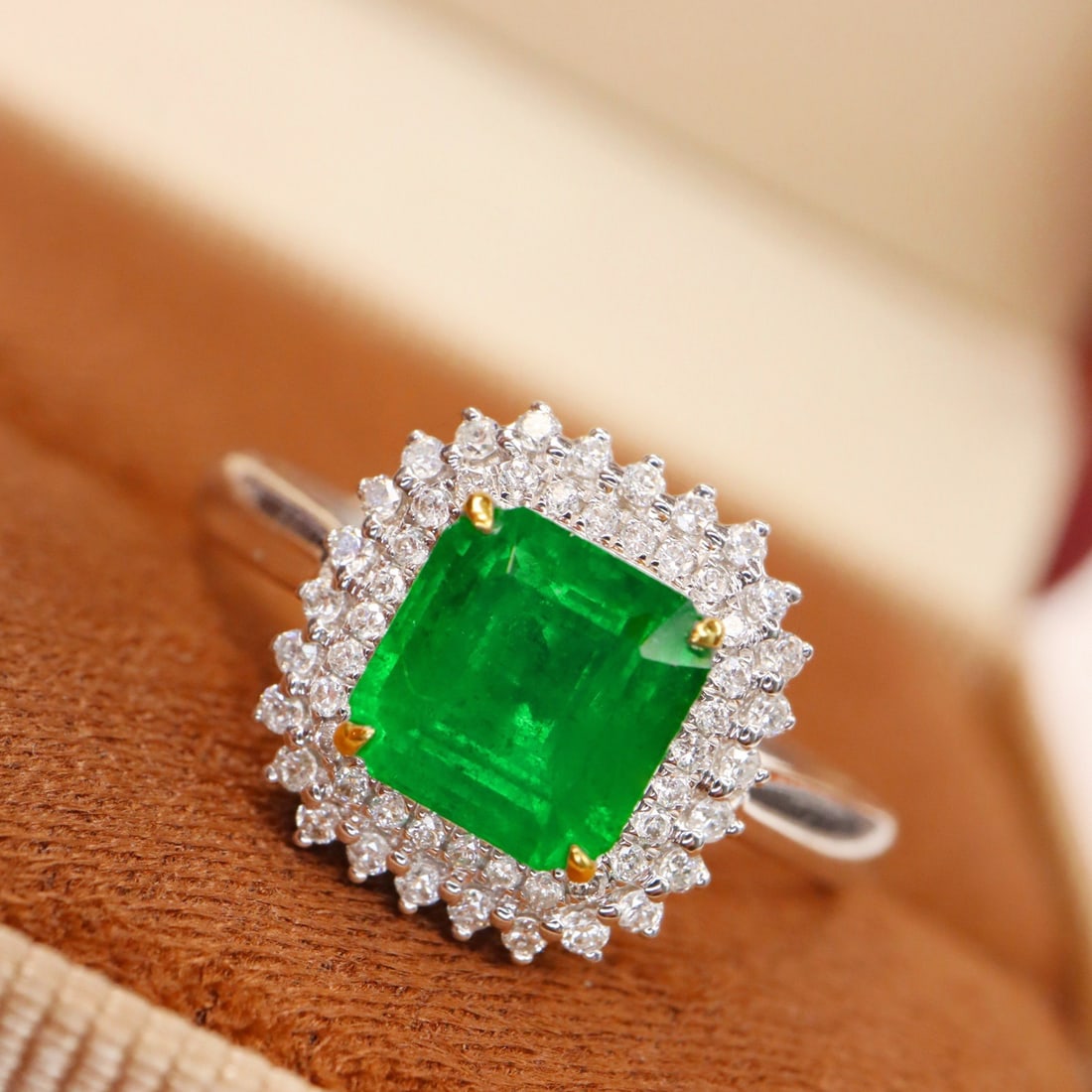 14k Gold 1.67 Ctw Vivid Green Natural Emerald & Diamond Ring: Ref:231150057 // gold content:14k gold // ring size:7. 25us // // main gemstone:emerald // shape:octagonal // carat weight:1. 46ct // color:vivid green // treatment:natural // // adjacent gemstone 2
