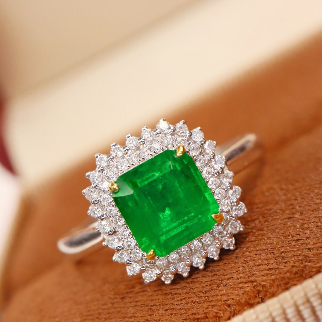 14k Gold 1.67 Ctw Vivid Green Natural Emerald & Diamond Ring - 4