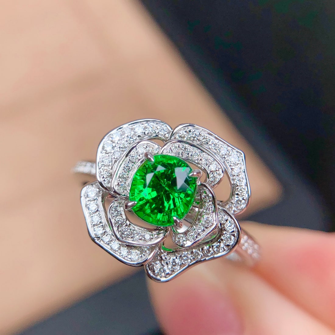 14k Gold 1.30 Ctw Natural Tsavorite & Diamond & Flowers Ring: Ref:231150084 // gold content:14k gold // ring size:7. 25us // // main gemstone:tsavorite // shape:oval // carat weight:1. 0ct // color:green // treatment:natural // // adjacent gemstone 2 : diamond