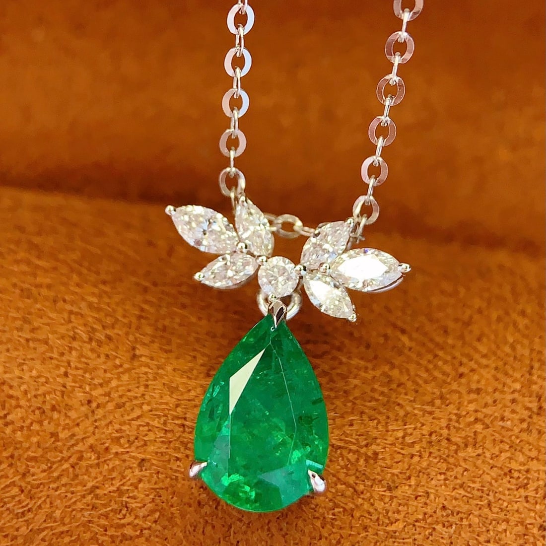 14k Gold 1.5 Ct Natural Emerald & Diamond Necklace - 4