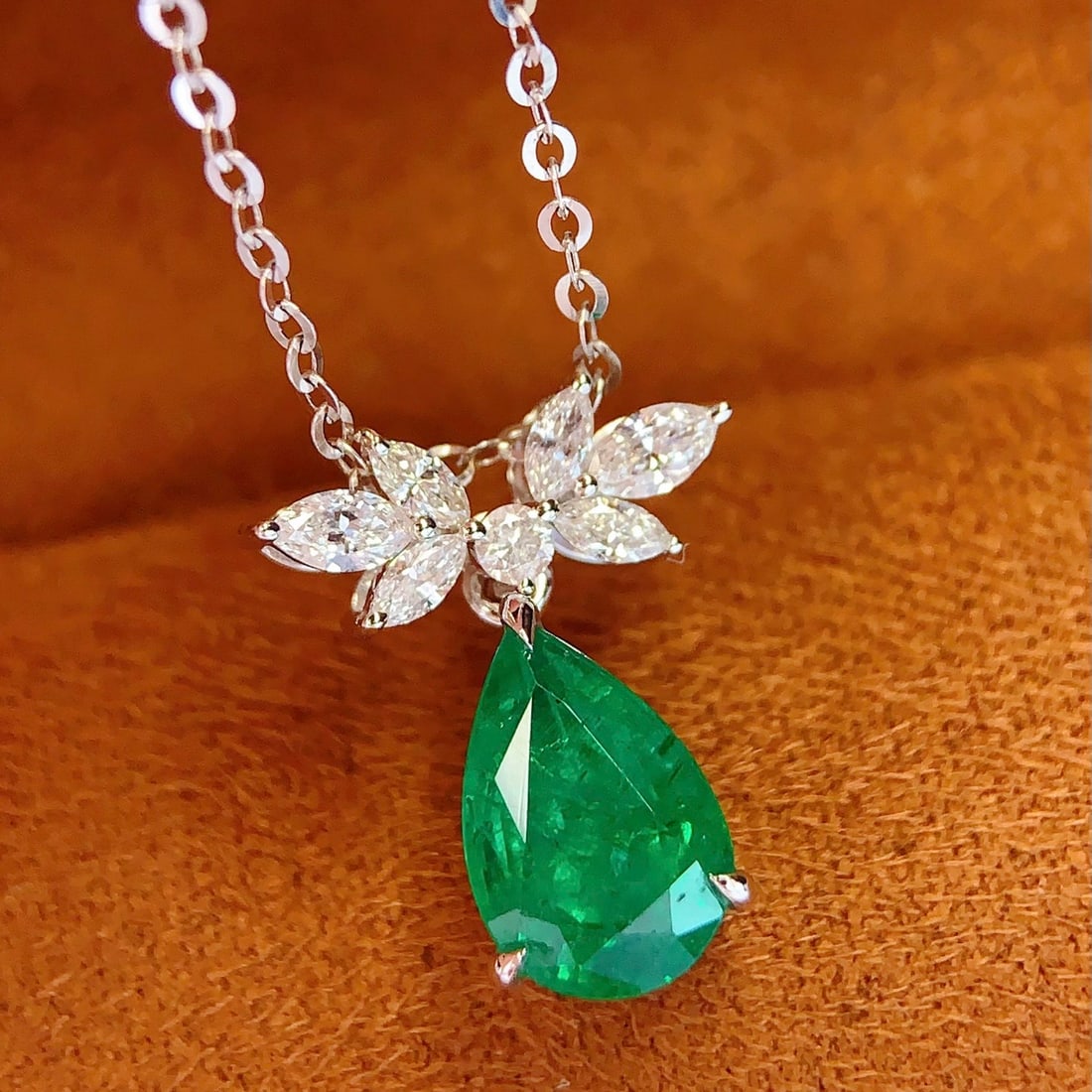 14k Gold 1.5 Ct Natural Emerald & Diamond Necklace - 5