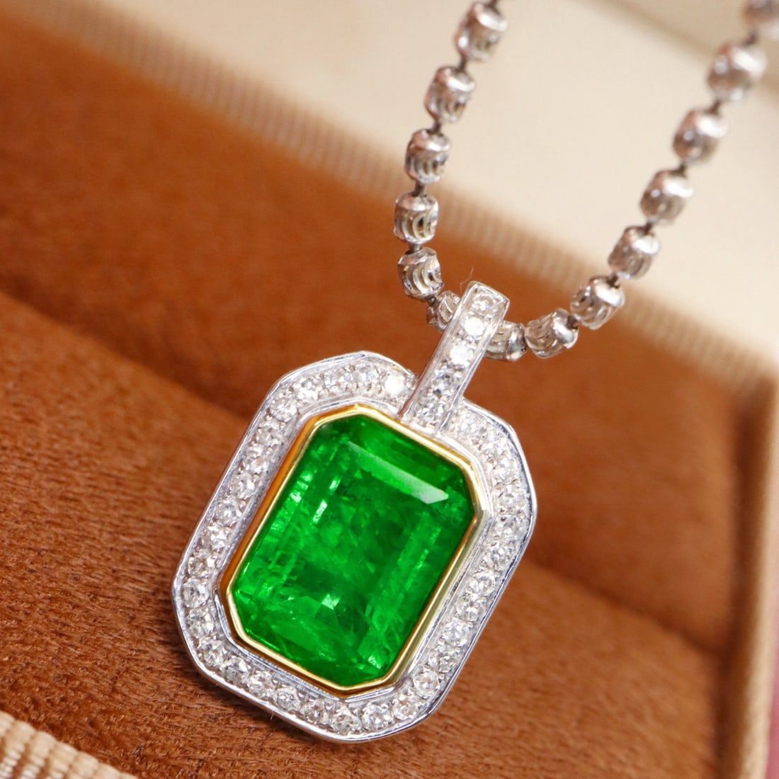 14k Gold 2.09 Ctw Vivid Green Natural Emerald & Diamond Pendant( Without Chain ): Ref:231150108 // gold content:14k gold // main gemstone:emerald // shape:octagonal // carat weight:1. 90ct // color:vivid green // treatment:natural // // adjacent gemstone 2 : diamond // shape:round