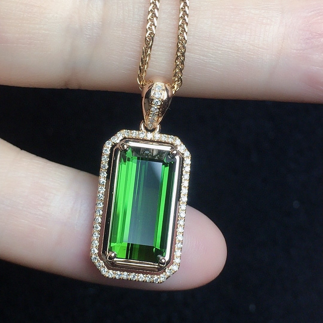 14k Gold 4.25 Ct Natural Tourmaline & Diamond Pendant( Without Chain ): Ref:231150113 // gold content:14k gold // main gemstone:tourmaline // shape:octagonal // carat weight:4. 25ct // color:green // treatment:natural // // adjacent gemstone 2 : diamond // number of