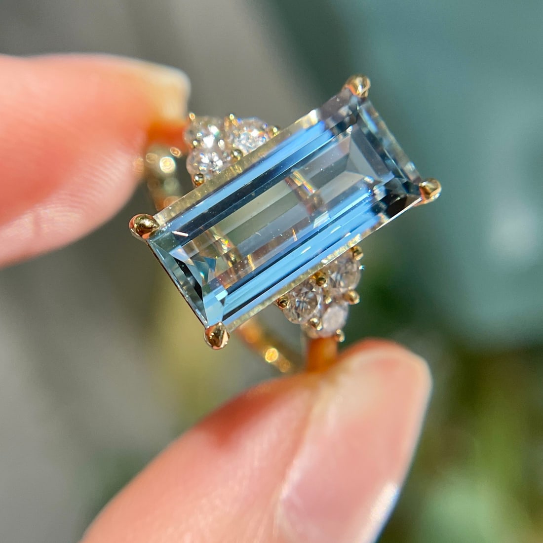 14k Gold 3.67 Ct Natural Aquamarine & Diamond Ring: Ref:231150131 // gold content:14k gold // ring size:7. 25us // // main gemstone:aquamarine // shape:rectangle // carat weight:3. 67ct // color:blue // treatment:natural // // adjacent gemstone 2 :