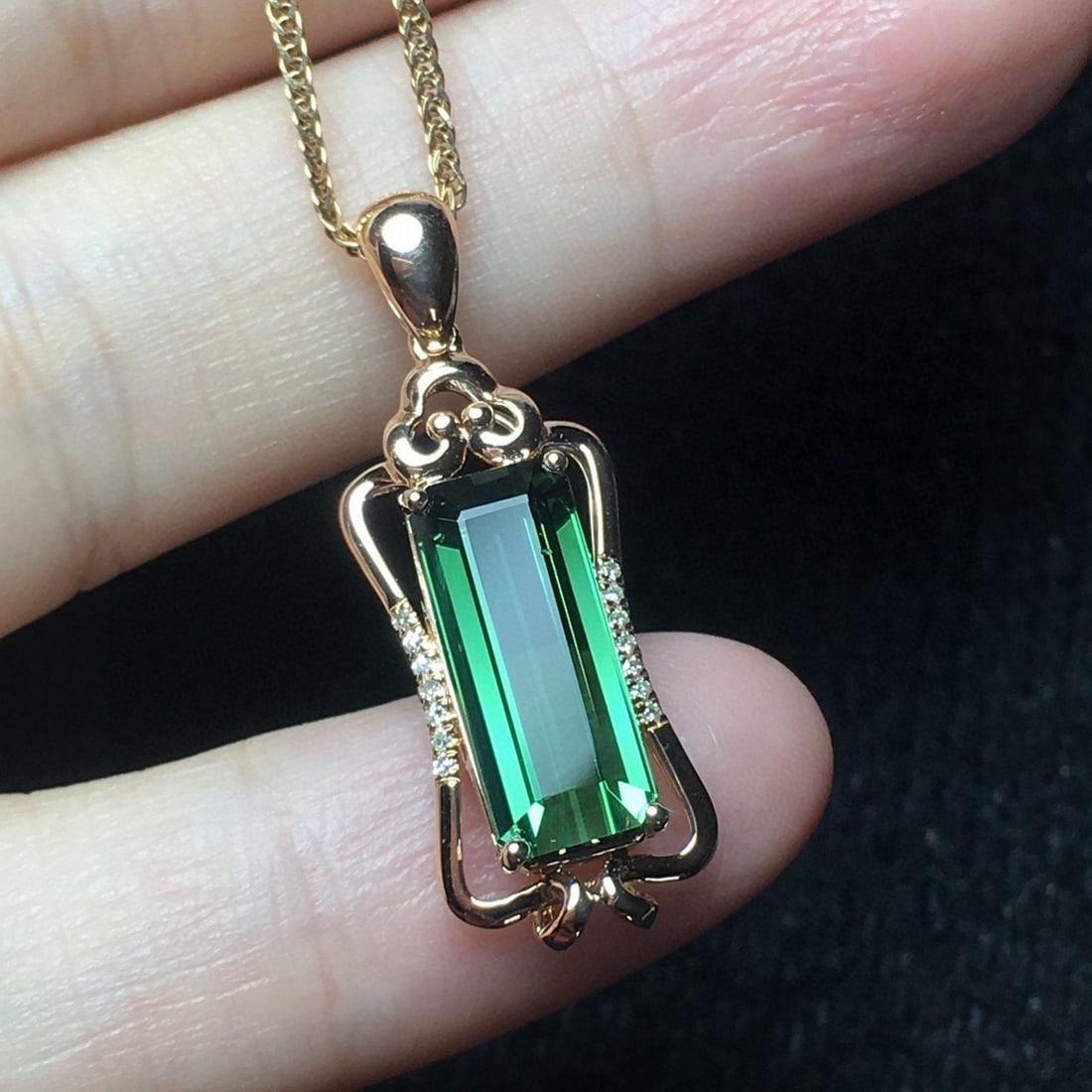 14k Gold 4.18 Ct Natural Tourmaline & Diamond Pendant( Without Chain ): Ref:231150144 // gold content:14k gold // main gemstone:tourmaline // shape:octagonal // carat weight:4. 18ct // color:green // treatment:natural // // adjacent gemstone 2 : diamond // number of