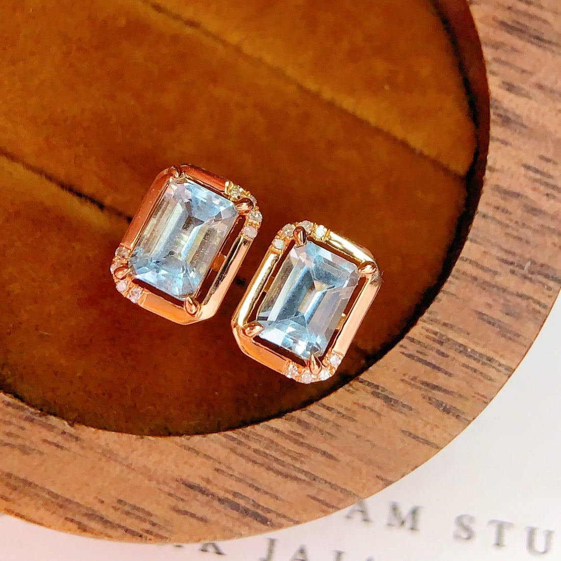 14k Gold 1.4 Ct Natural Aquamarine & Diamond Earrings: Ref:231150170 // gold content:14k gold // main gemstone:aquamarine // shape:octagonal // carat weight:1. 4ct // color:blue // treatment:natural // // adjacent gemstone 2 : diamond // number of