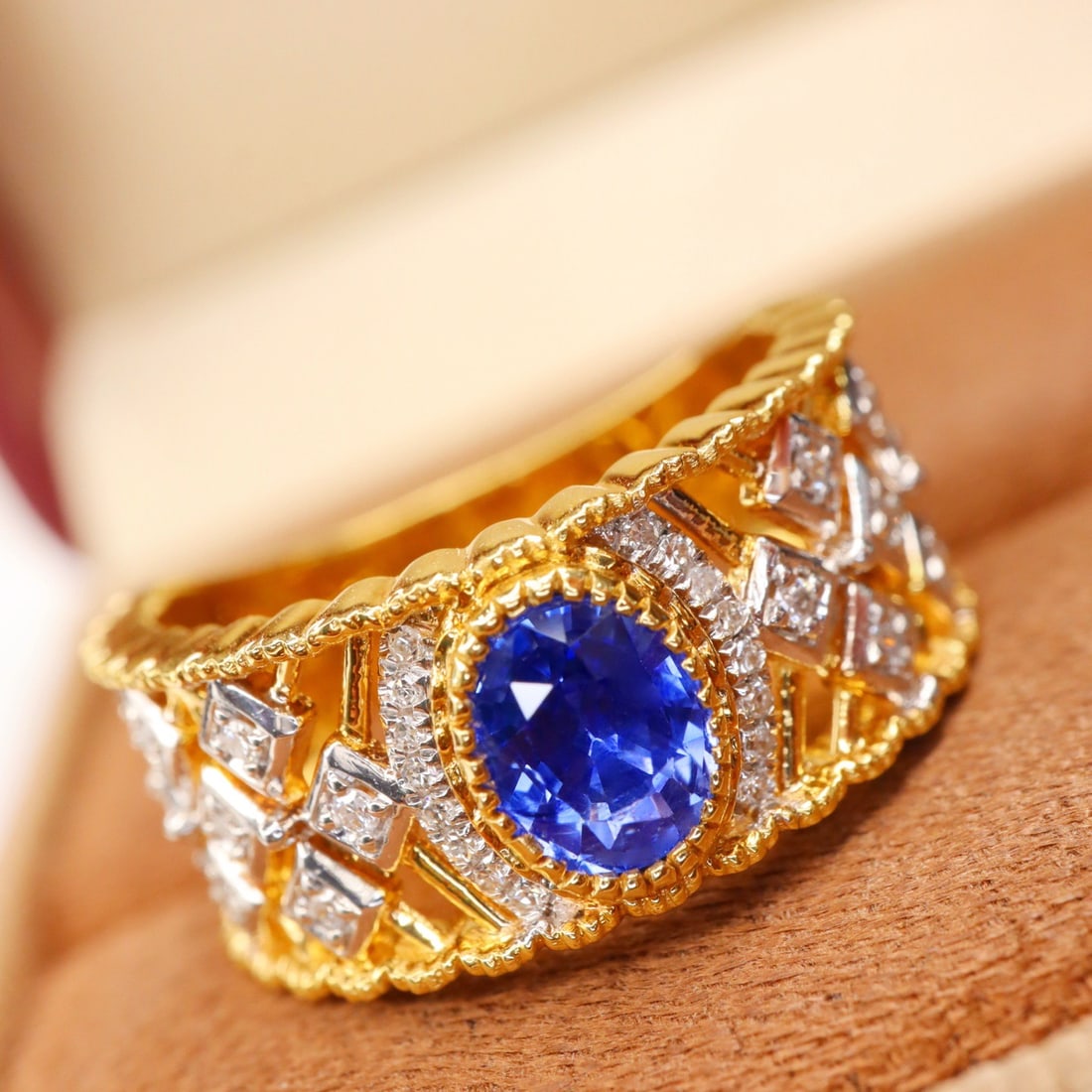 14k Gold 1.07 Ctw Vivid Blue Natural Sapphire & Diamond Ring - 4