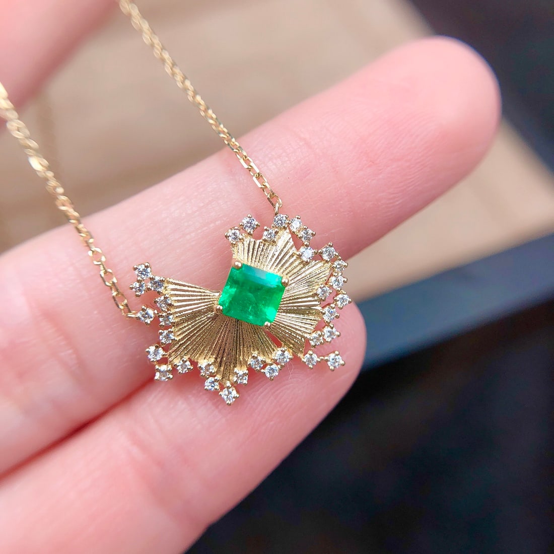 14k Gold 0.58 Ctw Natural Emerald & Diamond Necklace: Ref:231150176 // gold content:14k gold // main gemstone:emerald // shape:octagonal // carat weight:0. 38ct // color:green // treatment:natural // // adjacent gemstone 2 : diamond // shape:round //