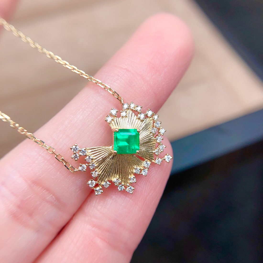14k Gold 0.58 Ctw Natural Emerald & Diamond Necklace - 2