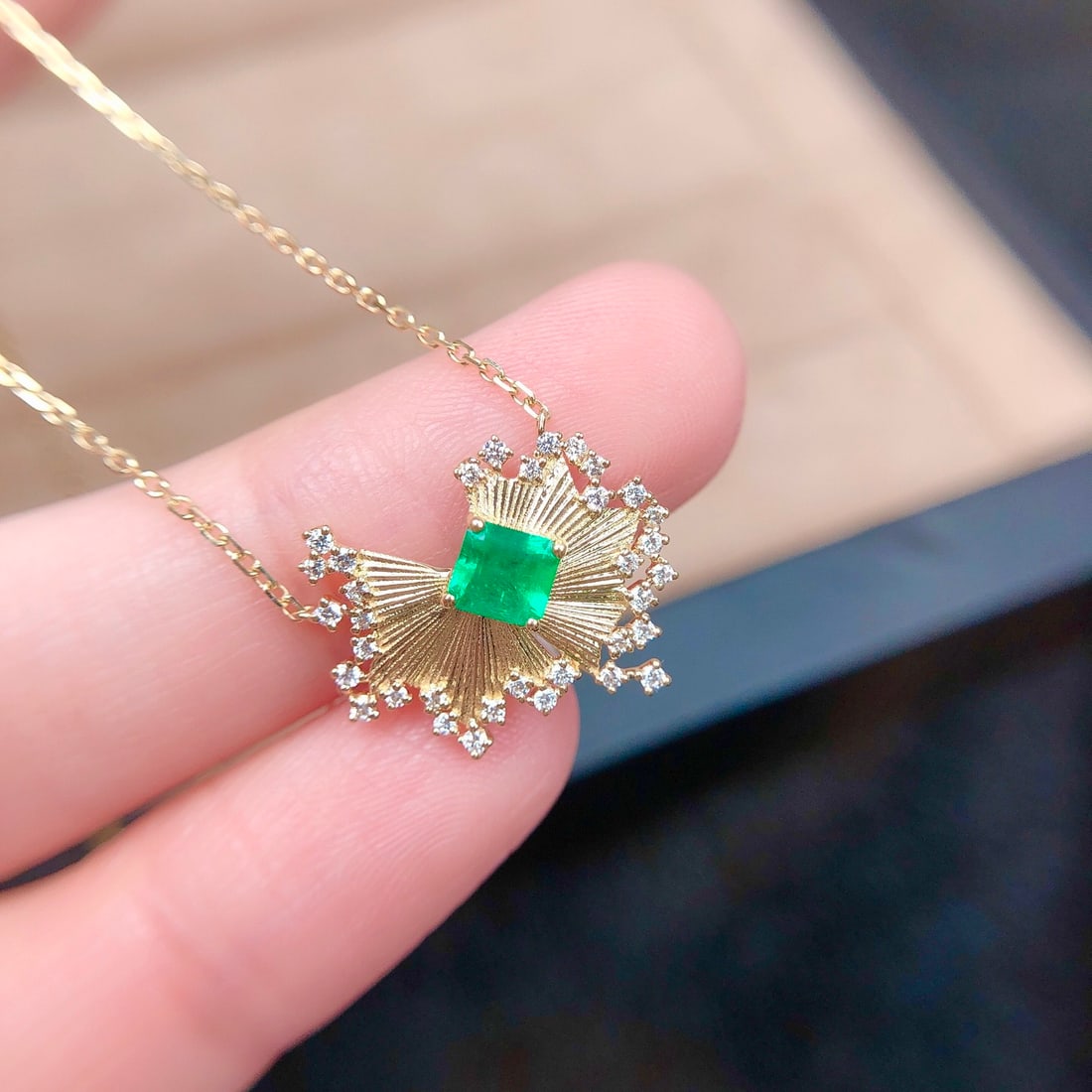 14k Gold 0.58 Ctw Natural Emerald & Diamond Necklace - 3