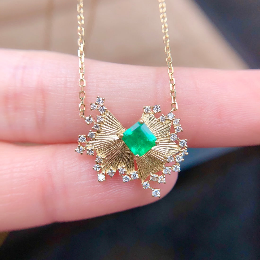14k Gold 0.58 Ctw Natural Emerald & Diamond Necklace - 4