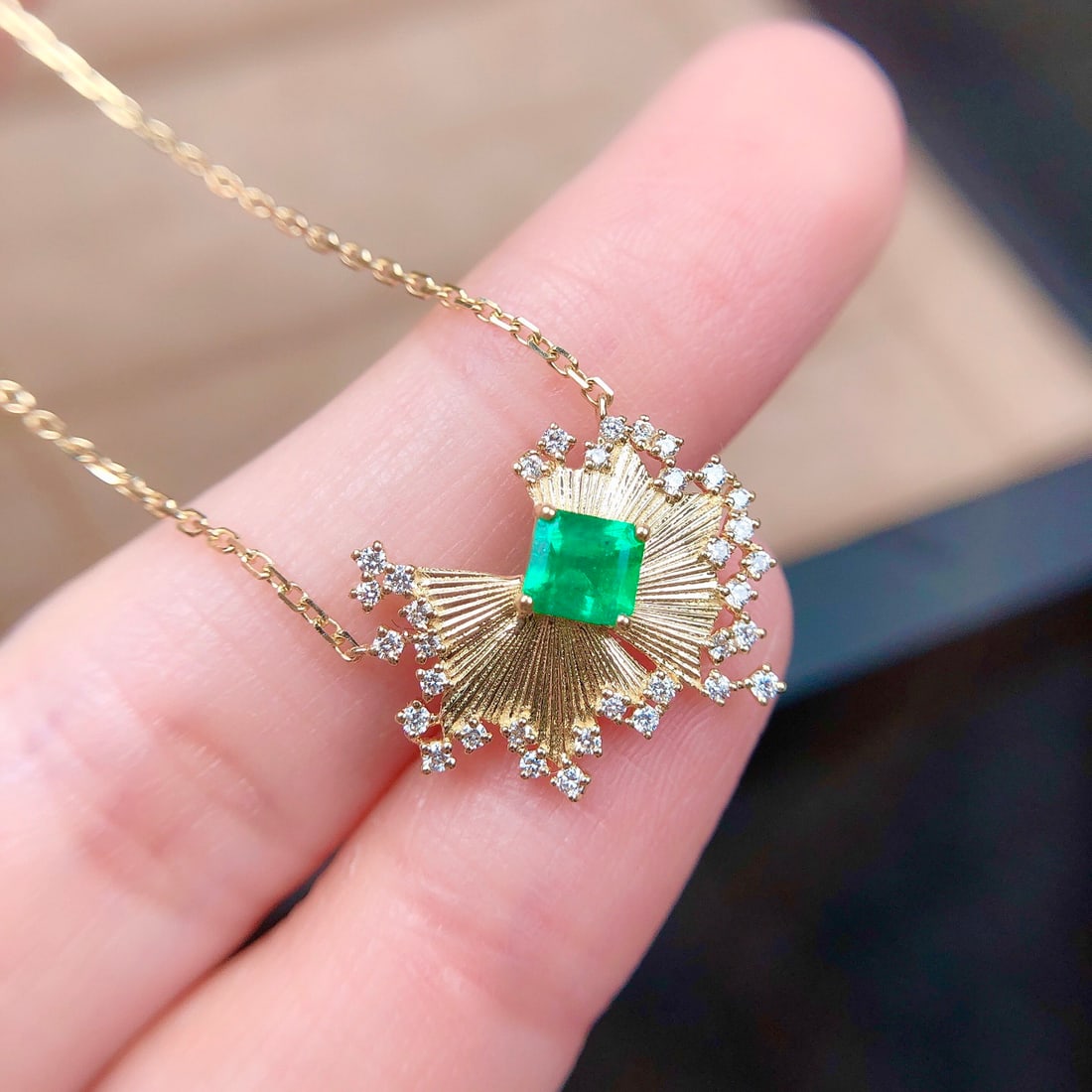 14k Gold 0.58 Ctw Natural Emerald & Diamond Necklace - 5