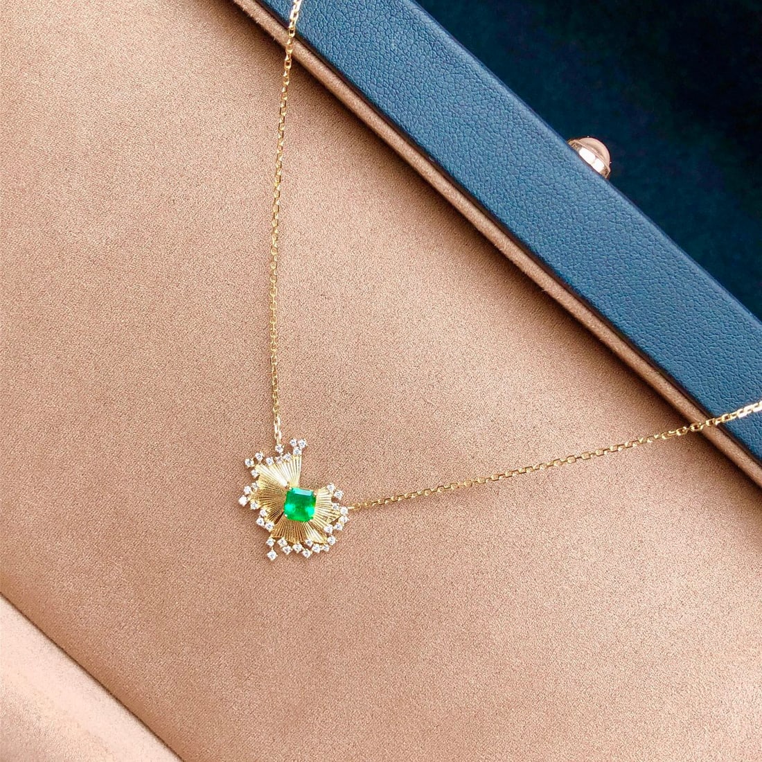14k Gold 0.58 Ctw Natural Emerald & Diamond Necklace - 7