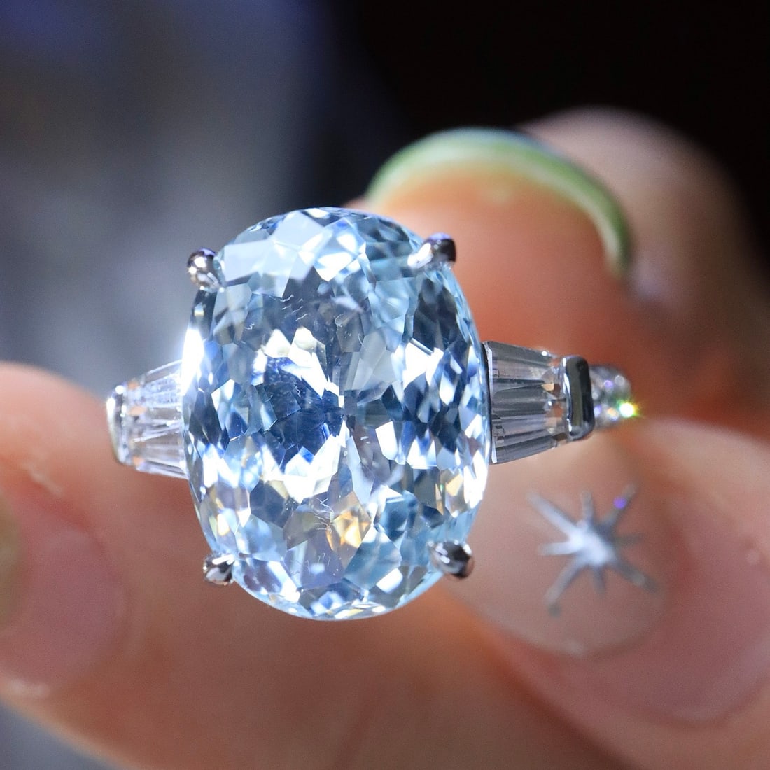 14k Gold 5.35 Ctw Natural Aquamarine & Diamond Ring: Ref:231150184 // gold content:14k gold // ring size:7. 25us // // main gemstone:aquamarine // shape:oval // carat weight:5. 24ct // color:blue // treatment:natural // // adjacent gemstone 2 : diamond