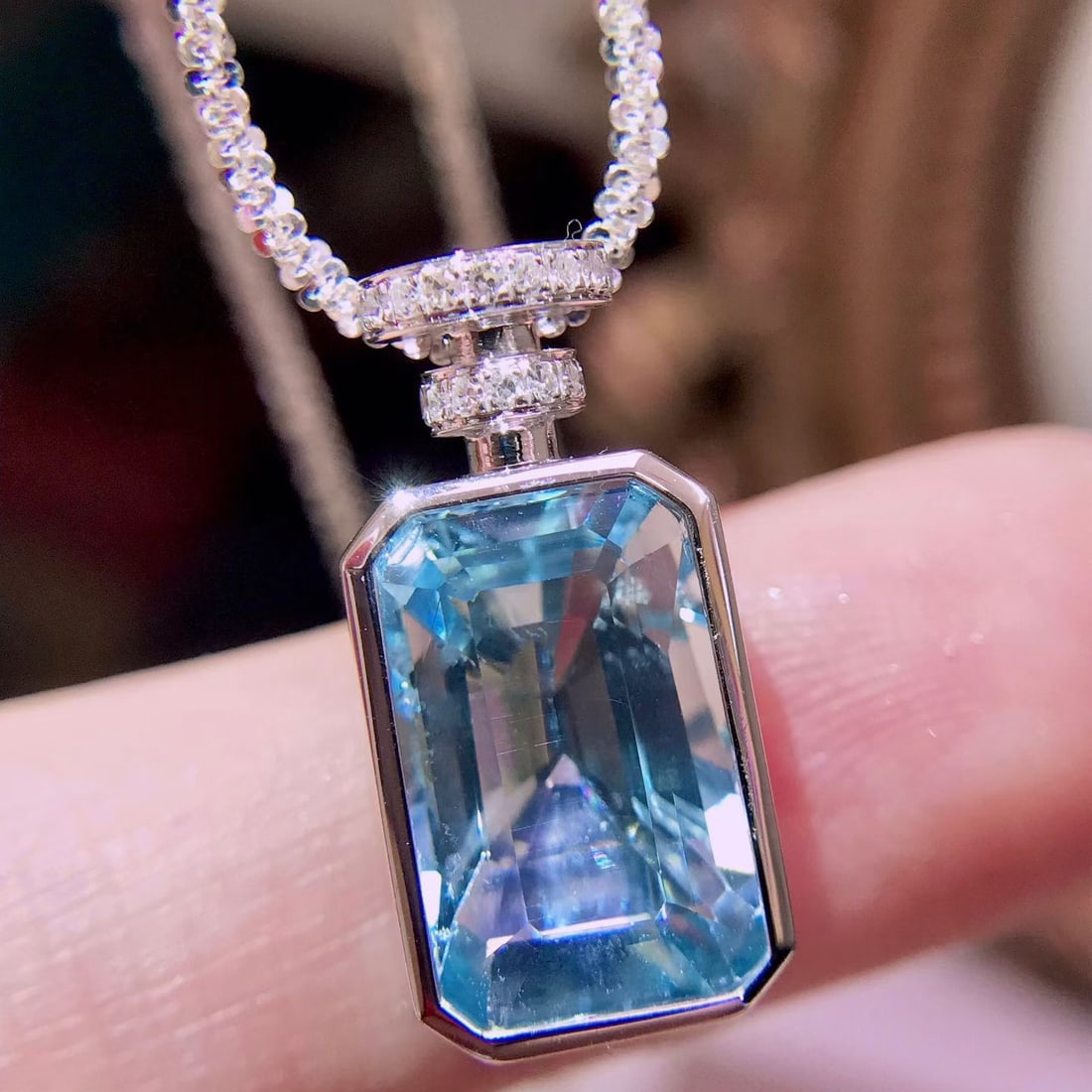 14k Gold 4.3 Ct Natural Aquamarine & Diamond Pendant( Without Chain ): Ref:231150190 // gold content:14k gold // main gemstone:aquamarine // shape:octagonal // carat weight:4. 3ct // color:blue // treatment:natural // // adjacent gemstone 2 : diamond // number of