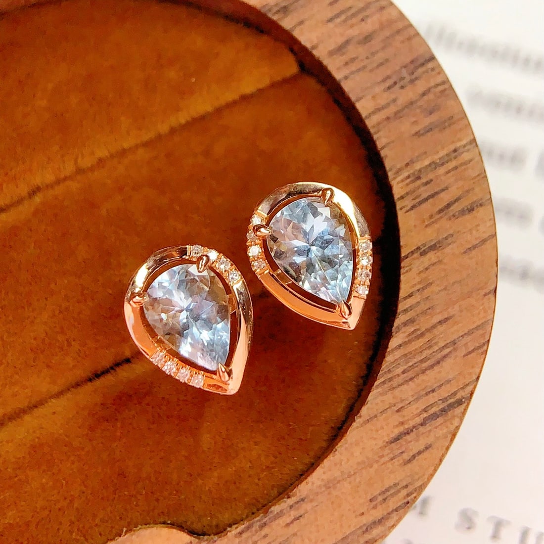 14k Gold 1.4 Ct Natural Aquamarine & Diamond Earrings: Ref:231150192 // gold content:14k gold // main gemstone:aquamarine // shape:pear // carat weight:1. 4ct // color:blue // treatment:natural // // adjacent gemstone 2 : diamond // number of stones:16
