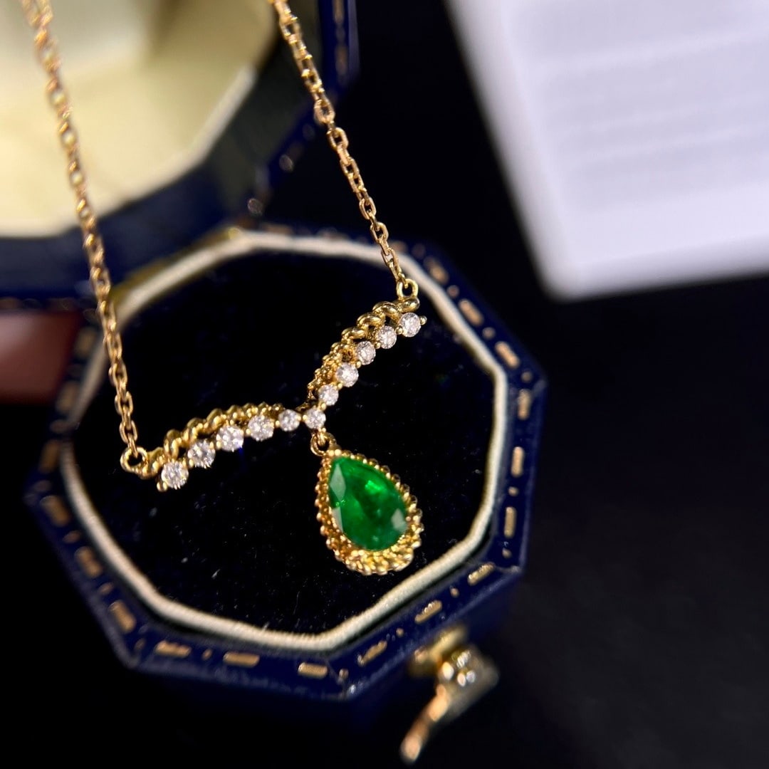 14k Gold 0.47 Ctw Vivid Green Natural Emerald & Diamond Necklace - 4