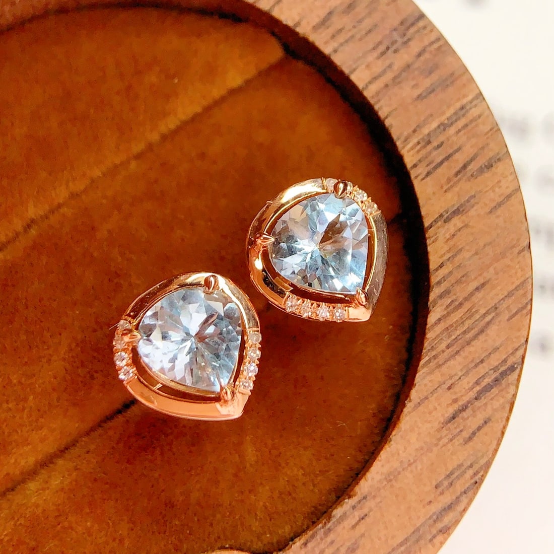 14k Gold 1.4 Ct Natural Aquamarine & Diamond Earrings: Ref:231150217 // gold content:14k gold // main gemstone:aquamarine // shape:pear // carat weight:1. 4ct // color:blue // treatment:natural // // adjacent gemstone 2 : diamond // number of stones:16