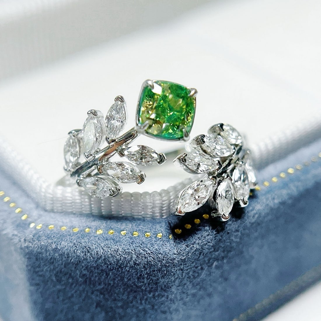 14k Gold 0.5 Ct Natural Green Diamond & Diamond Ring - 2