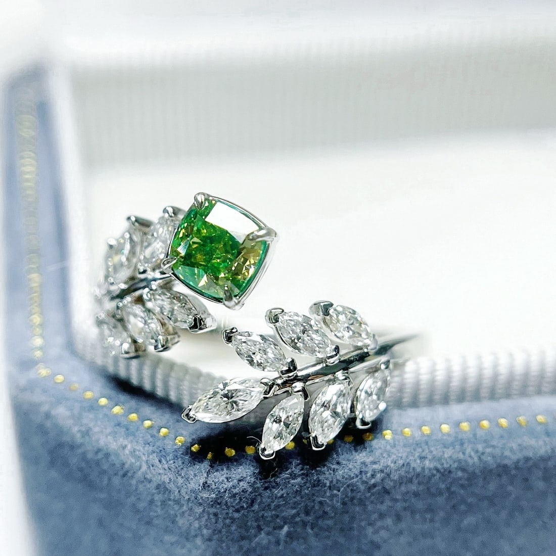 14k Gold 0.5 Ct Natural Green Diamond & Diamond Ring - 3
