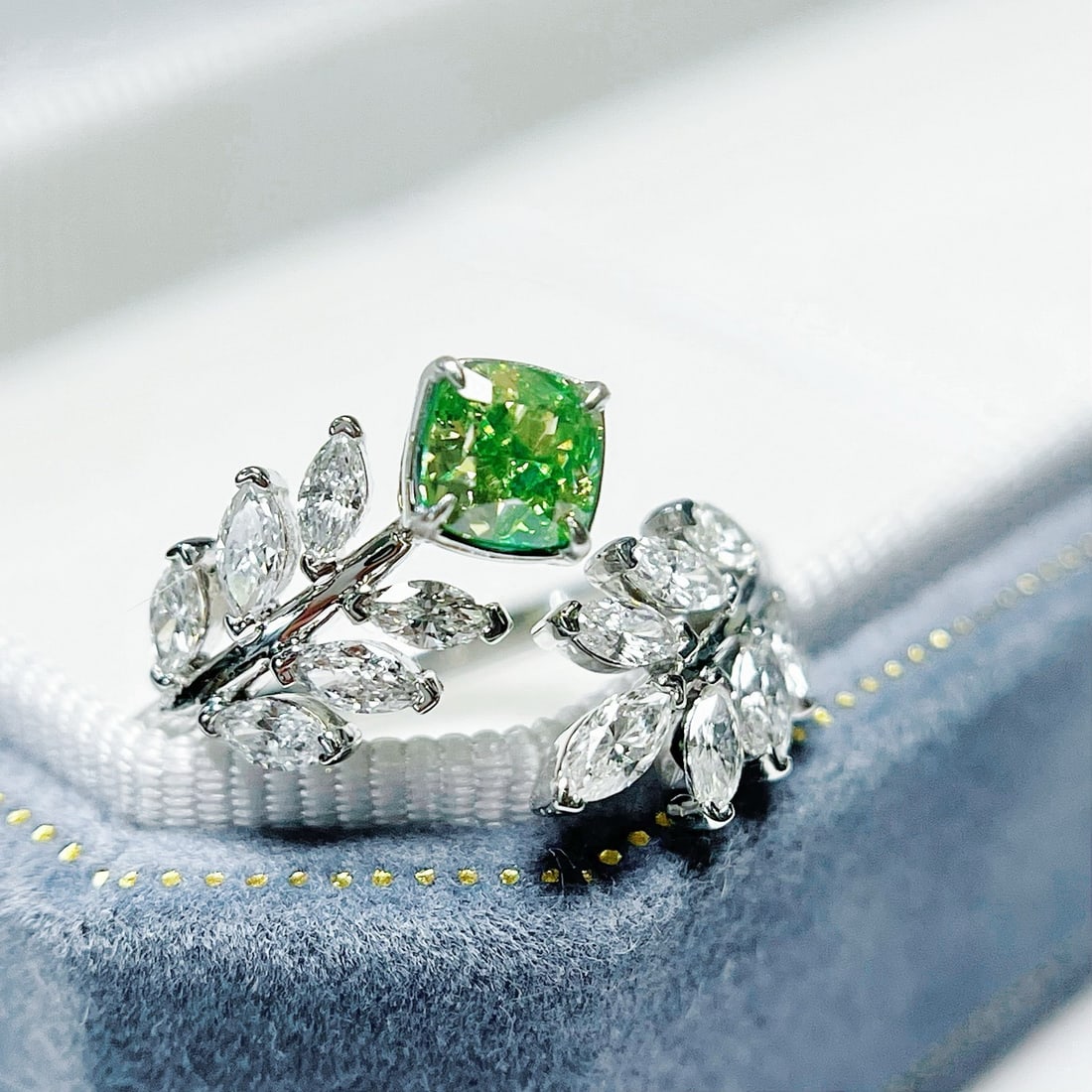 14k Gold 0.5 Ct Natural Green Diamond & Diamond Ring - 4