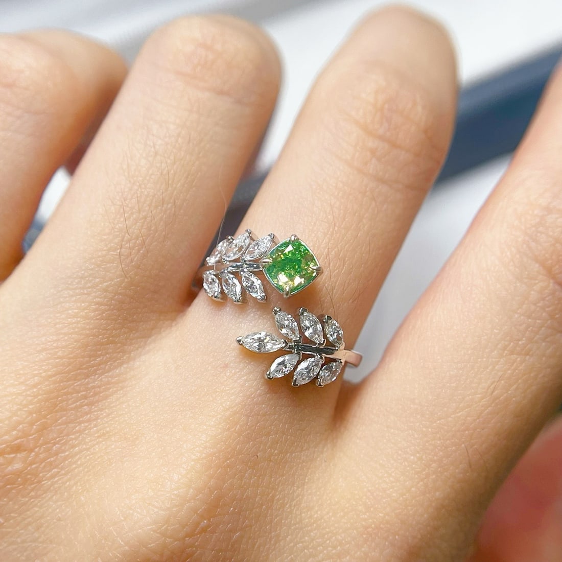 14k Gold 0.5 Ct Natural Green Diamond & Diamond Ring - 5