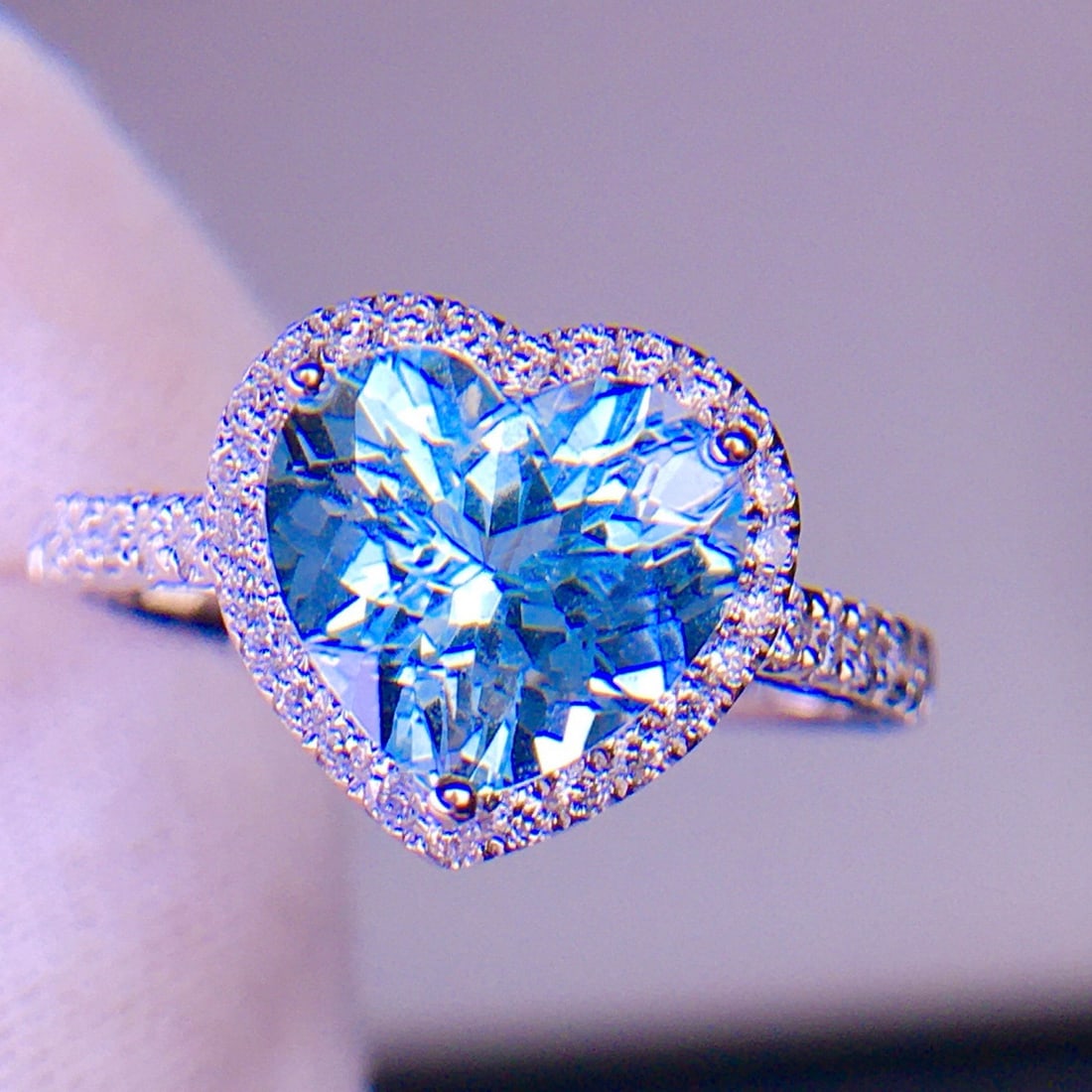 14k Gold 2.65 Ct Natural Aquamarine & Diamond Ring: Ref:231150334 // gold content:14k gold // ring size:7. 25us // // main gemstone:aquamarine // shape:heart // carat weight:2. 65ct // color:blue // treatment:natural // // adjacent gemstone 2 :