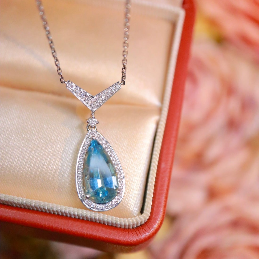 14k Gold 2.57 Ctw Natural Aquamarine & Diamond Necklace: Ref:231150335 // gold content:14k gold // main gemstone:aquamarine // shape:pear // carat weight:2. 37ct // color:blue // treatment:natural // // adjacent gemstone 2 : diamond // shape:round // carat
