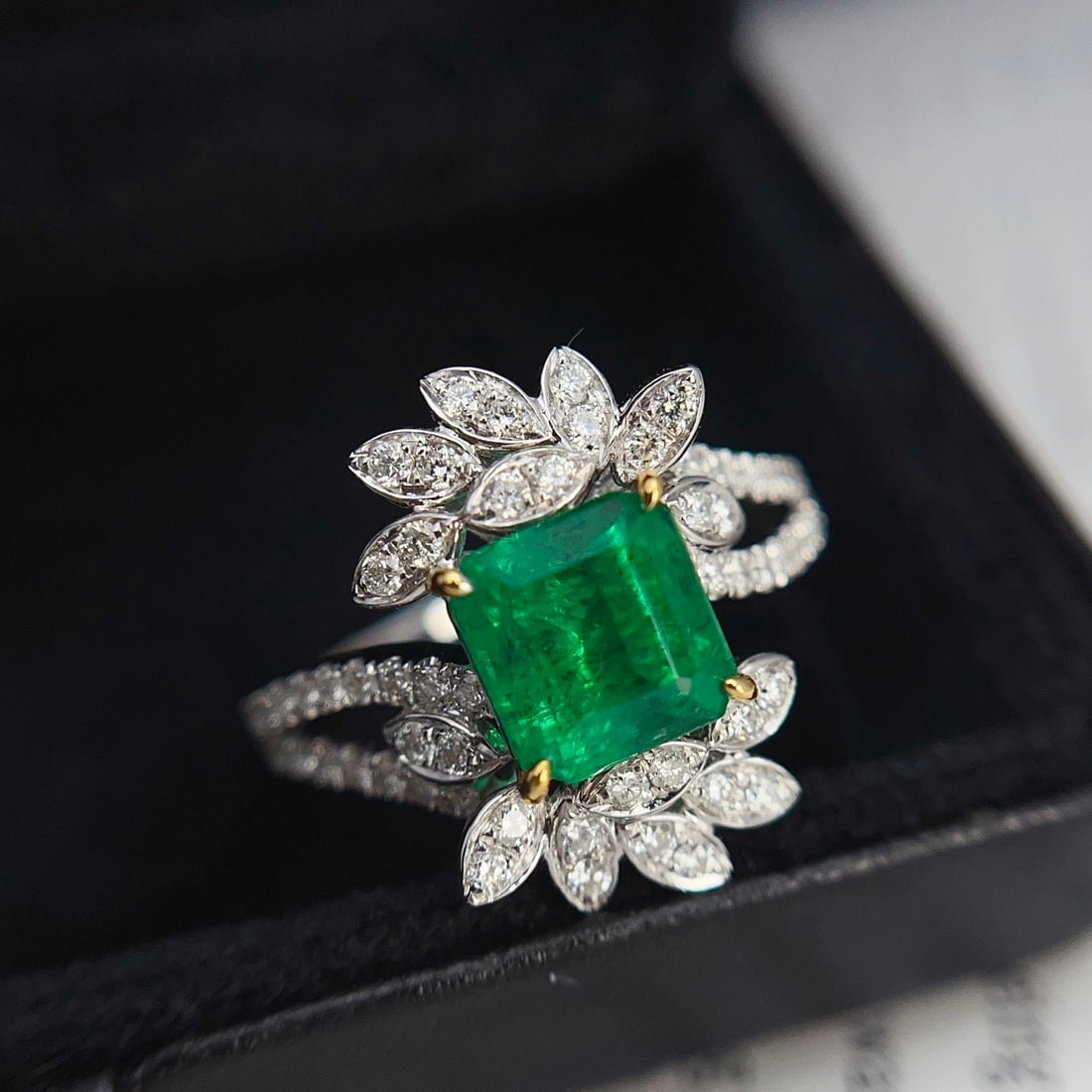 14k Gold 1.60 Ct Natural Emerald & Diamond Ring: Ref:231150340 // gold content:14k gold // ring size:7. 25us // // main gemstone:emerald // shape:octagonal // carat weight:1. 60ct // color:green // treatment:natural // // adjacent gemstone 2 :