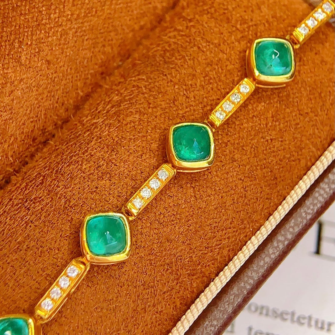 14k Gold 7.25 Ct Natural Emerald & Diamond Bracelet: Ref:231150359 // gold content:14k gold // main gemstone:emerald // shape:sugar-loaf // carat weight:7. 25ct // color:green // treatment:natural // // adjacent gemstone 2 : diamond // number of stones: