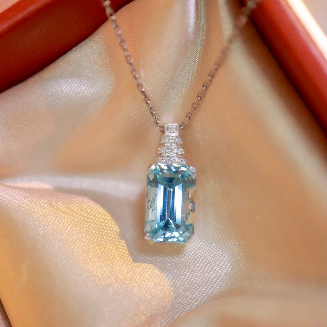 14k Gold 3.33 Ctw Natural Aquamarine & Diamond Necklace: Ref:231150370 // gold content:14k gold // main gemstone:aquamarine // shape:octagonal // carat weight:3. 25ct // color:blue // treatment:natural // // adjacent gemstone 2 : diamond // shape:round //