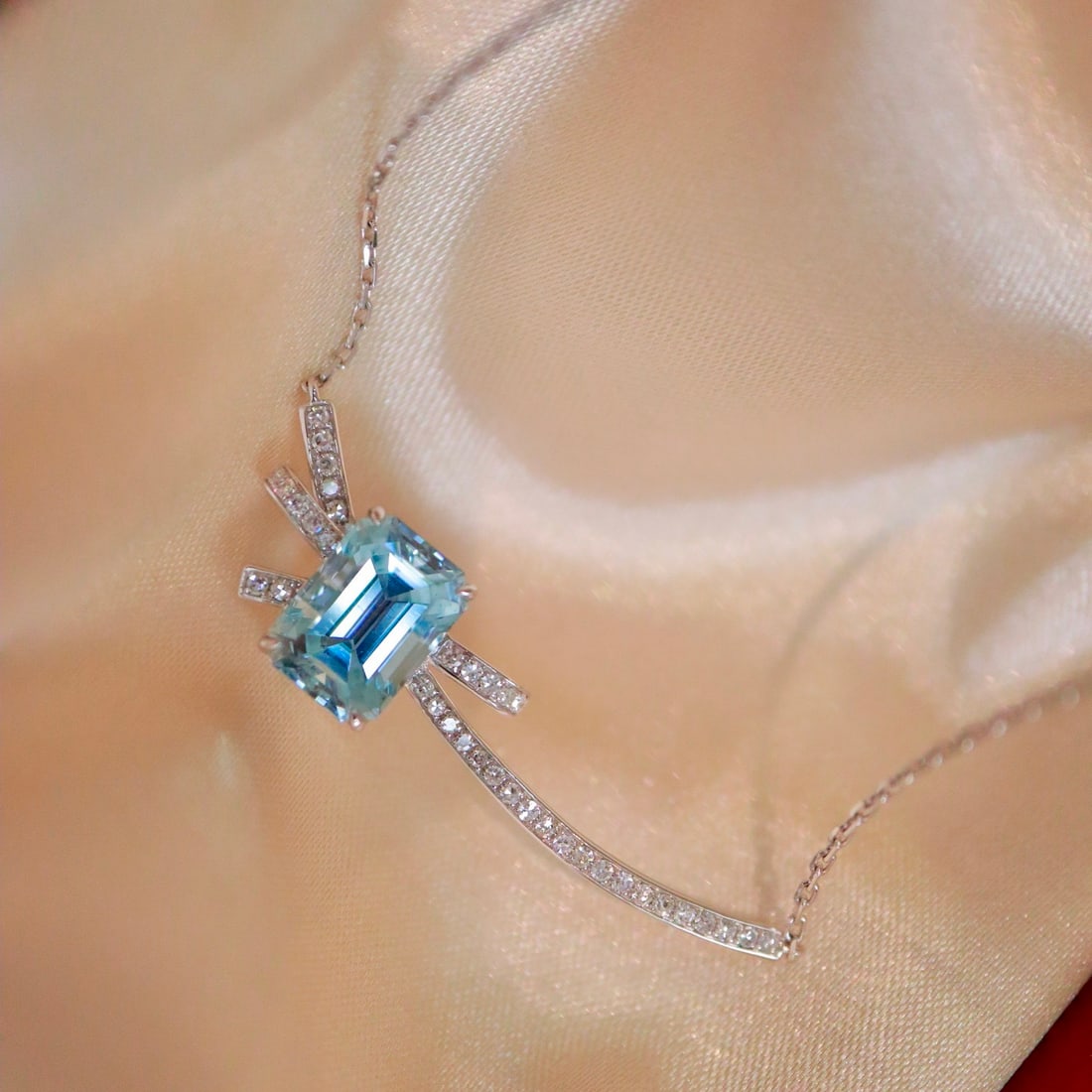 14k Gold 2.34 Ctw Natural Aquamarine & Diamond Necklace: Ref:231150375 // gold content:14k gold // main gemstone:aquamarine // shape:octagonal // carat weight:2. 17ct // color:blue // treatment:natural // // adjacent gemstone 2 : diamond // shape:round //