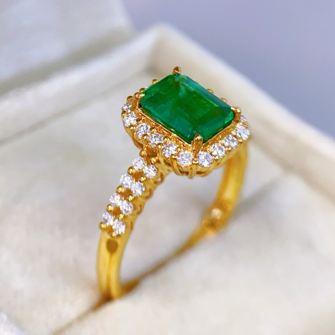 14k Gold 1.65 Ct Vivid Green Natural Emerald & Diamond Ring - 3
