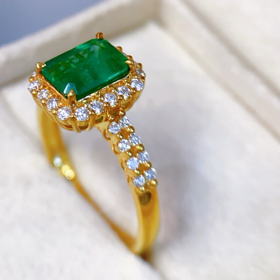 14k Gold 1.65 Ct Vivid Green Natural Emerald & Diamond Ring - 4