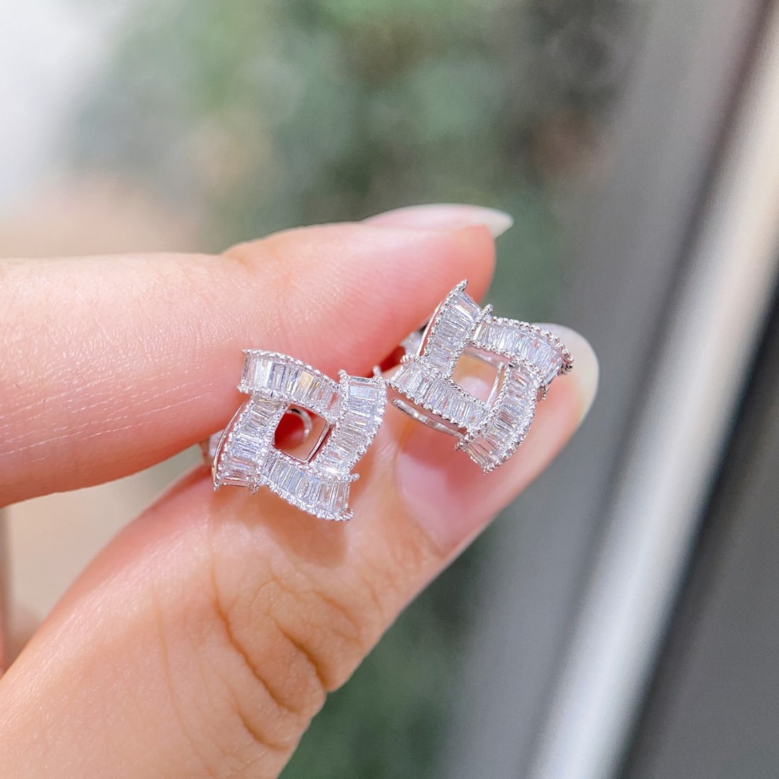 14k Gold 0.42 Ct Natural H Diamond Earrings: Ref:231150397 // gold content:14k gold // main gemstone:diamond // shape:baguette // carat weight:0. 42ct // clarity grade:vs-si // color:h // treatment:natural // Condition: New Low Estimate: