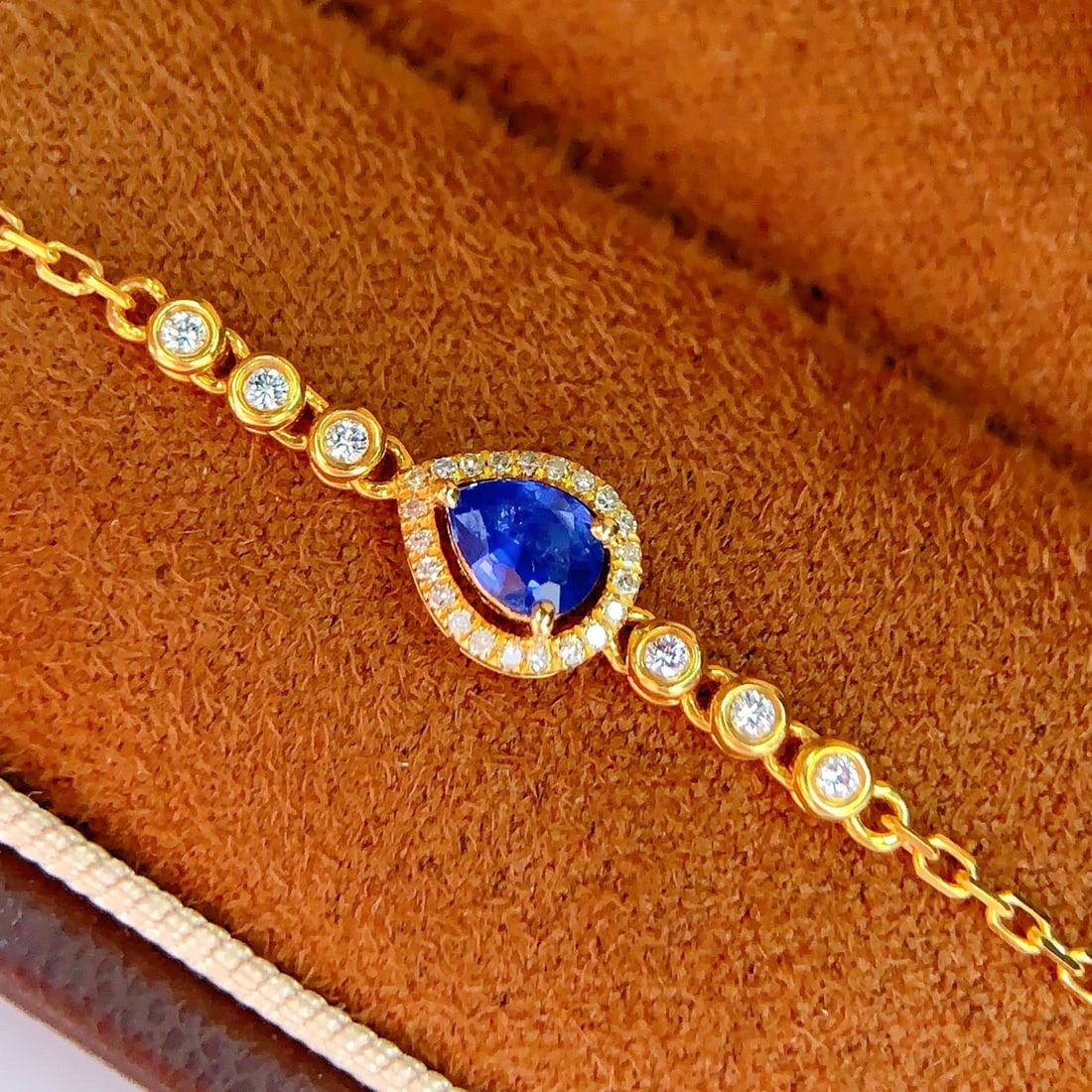 14k Gold 0.4 Ct Natural Sapphire & Diamond Bracelet: Ref:231150400 // gold content:14k gold // main gemstone:sapphire // shape:pear // carat weight:0. 4ct // color:blue // treatment:natural // // adjacent gemstone 2 : diamond // number of stones:28 //