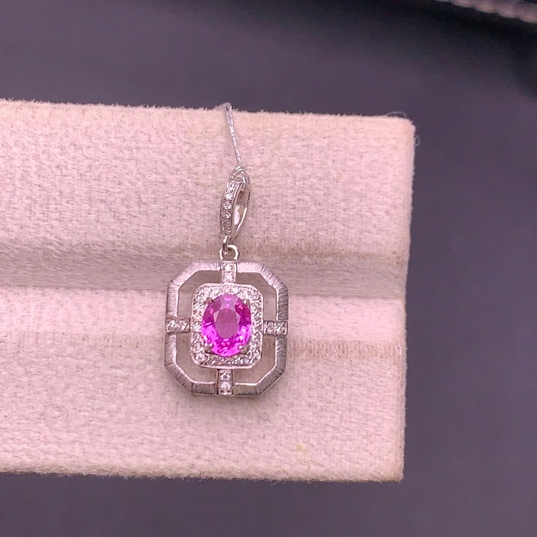 14k Gold 0.58 Ct Natural Sapphire & Diamond Pendant( Without Chain ): Ref:231150406 // gold content:14k gold // main gemstone:sapphire // shape:oval // carat weight:0. 58ct // color:pink // treatment:natural // // adjacent gemstone 2 : diamond // shape:round // clarity