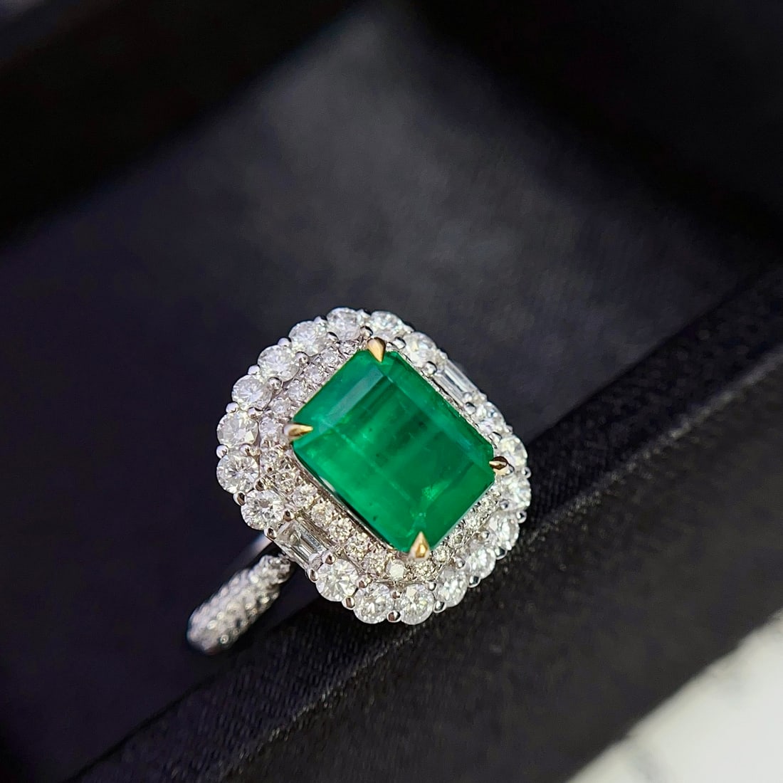 14k Gold 4.07 Ctw Vivid Green Natural Emerald & Diamond Ring - 2