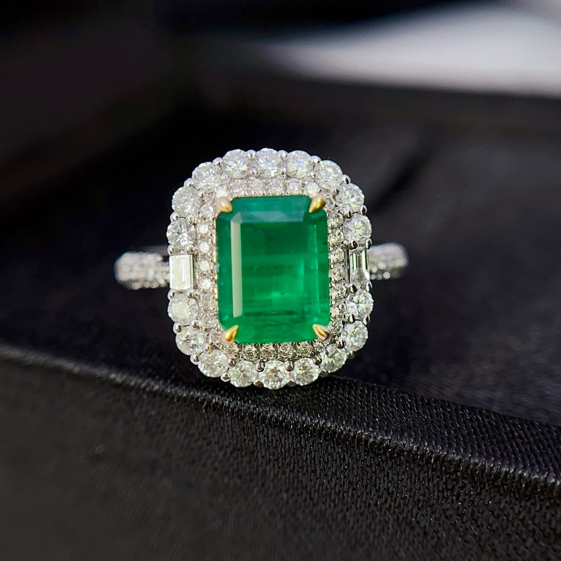 14k Gold 4.07 Ctw Vivid Green Natural Emerald & Diamond Ring - 3
