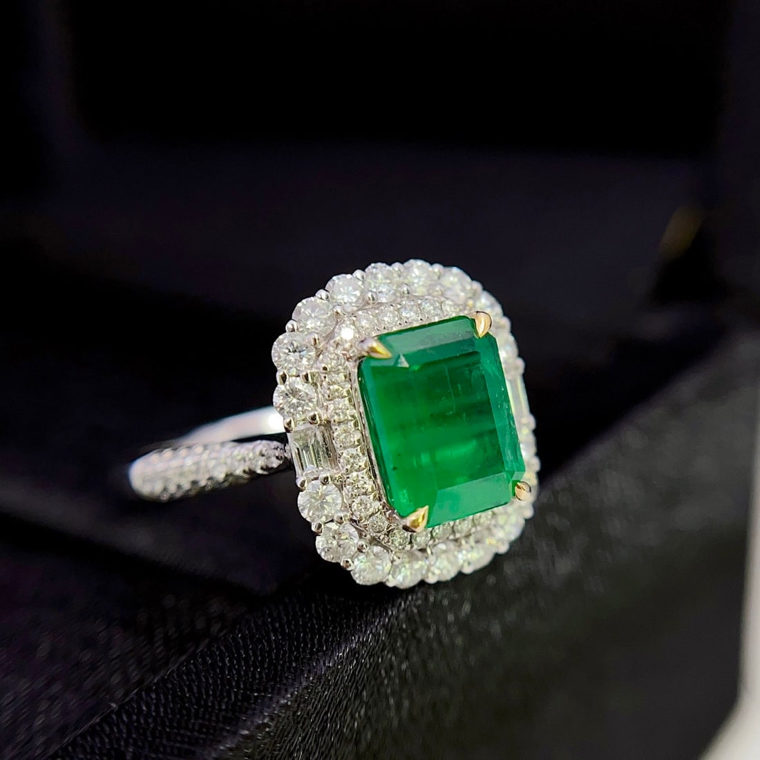 14k Gold 4.07 Ctw Vivid Green Natural Emerald & Diamond Ring - 5
